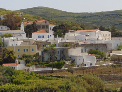 Το χωριό Κώμη ανάμεσα σε καταπράσινους λόφους