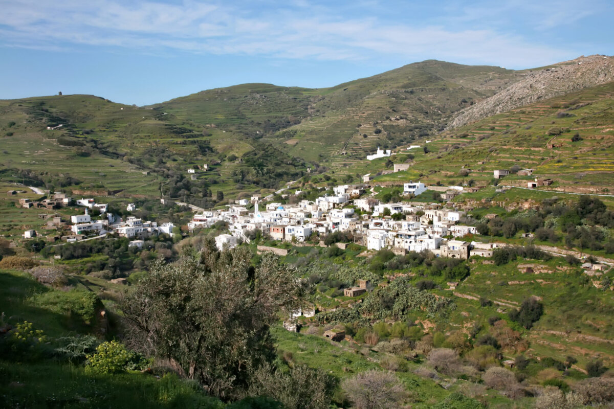 Το χωριό Αγάπη απλωμένο στην πλαγιά, ανάμεσα σε καταπράσινες πεζούλες