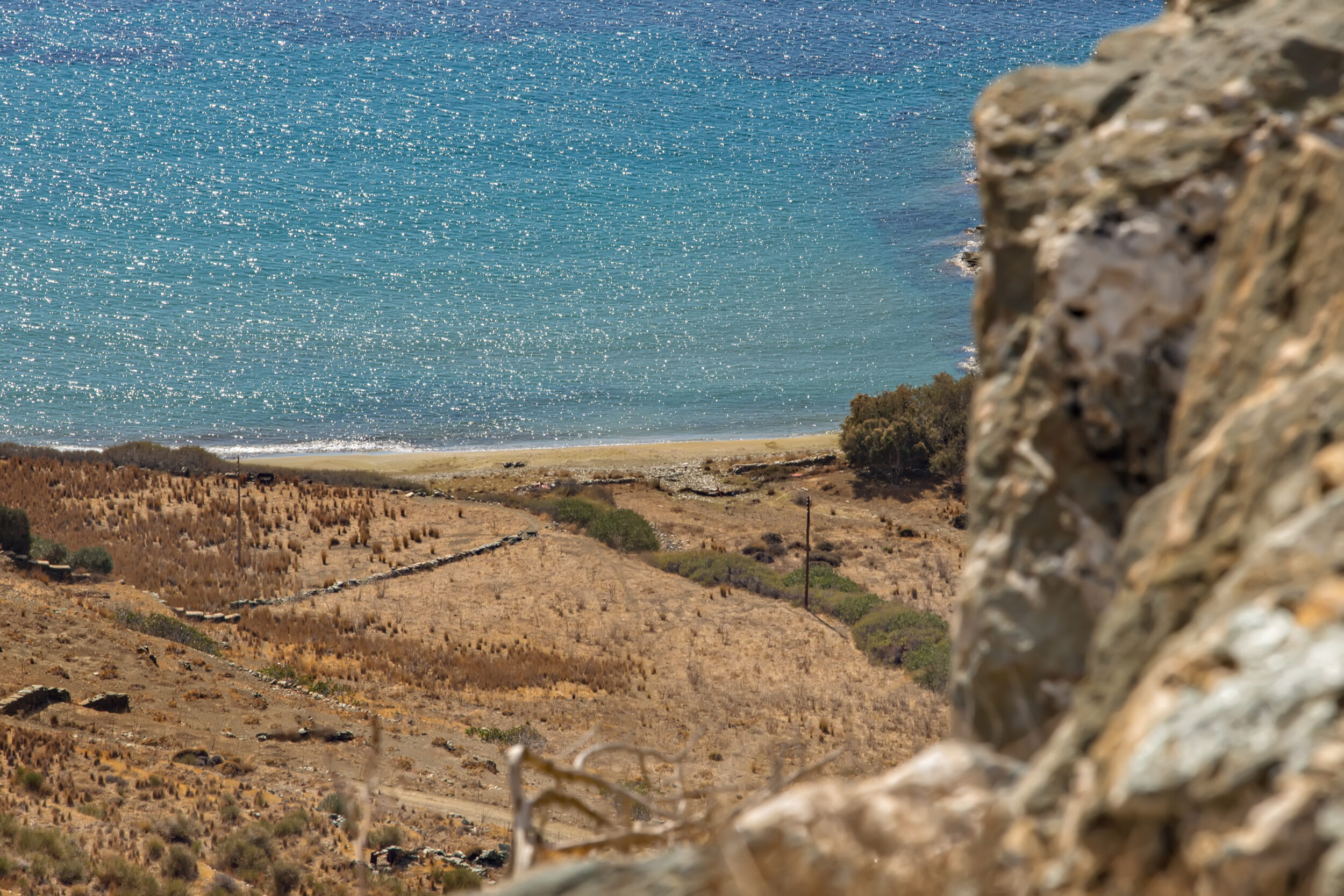 Θέα προς την παραλία του Αγίου Πέτρου ανάμεσα από βράχια