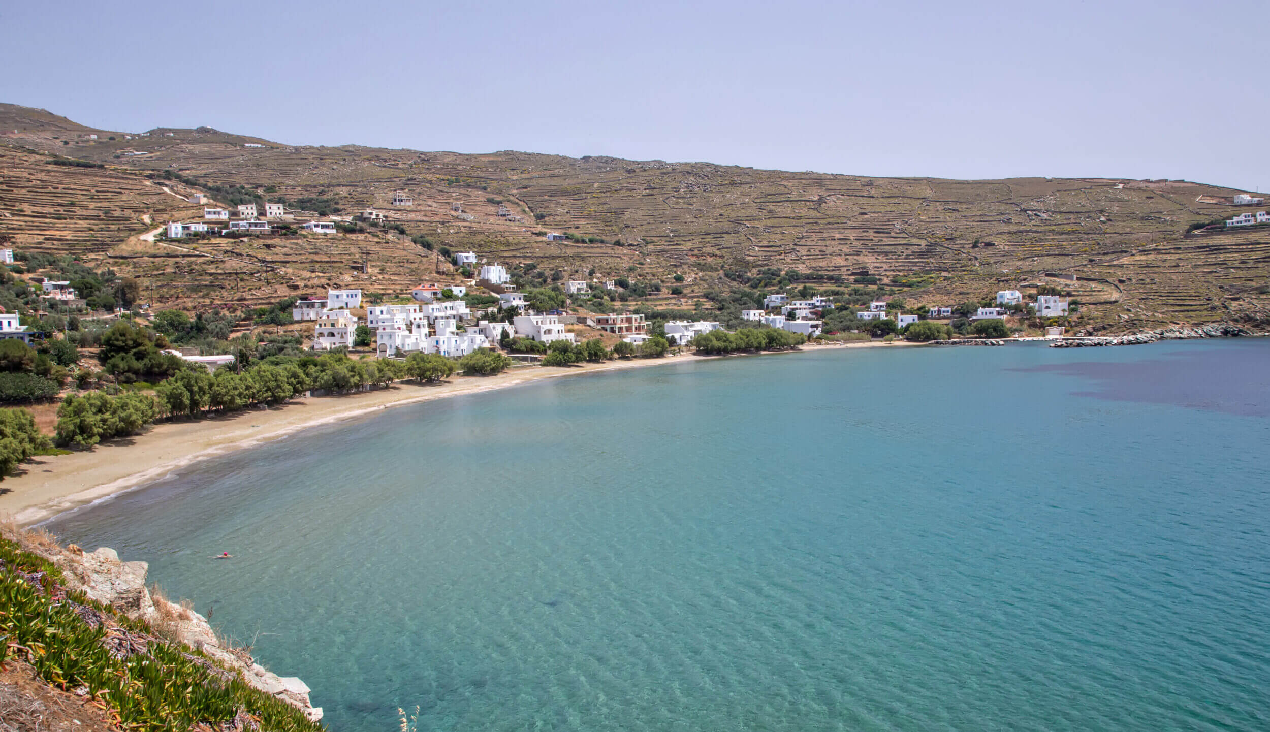 agios-romanos-1 Ο κόλπος του Αγίου Ρωμανού με αμμουδιά και χωριό σε πεζούλες