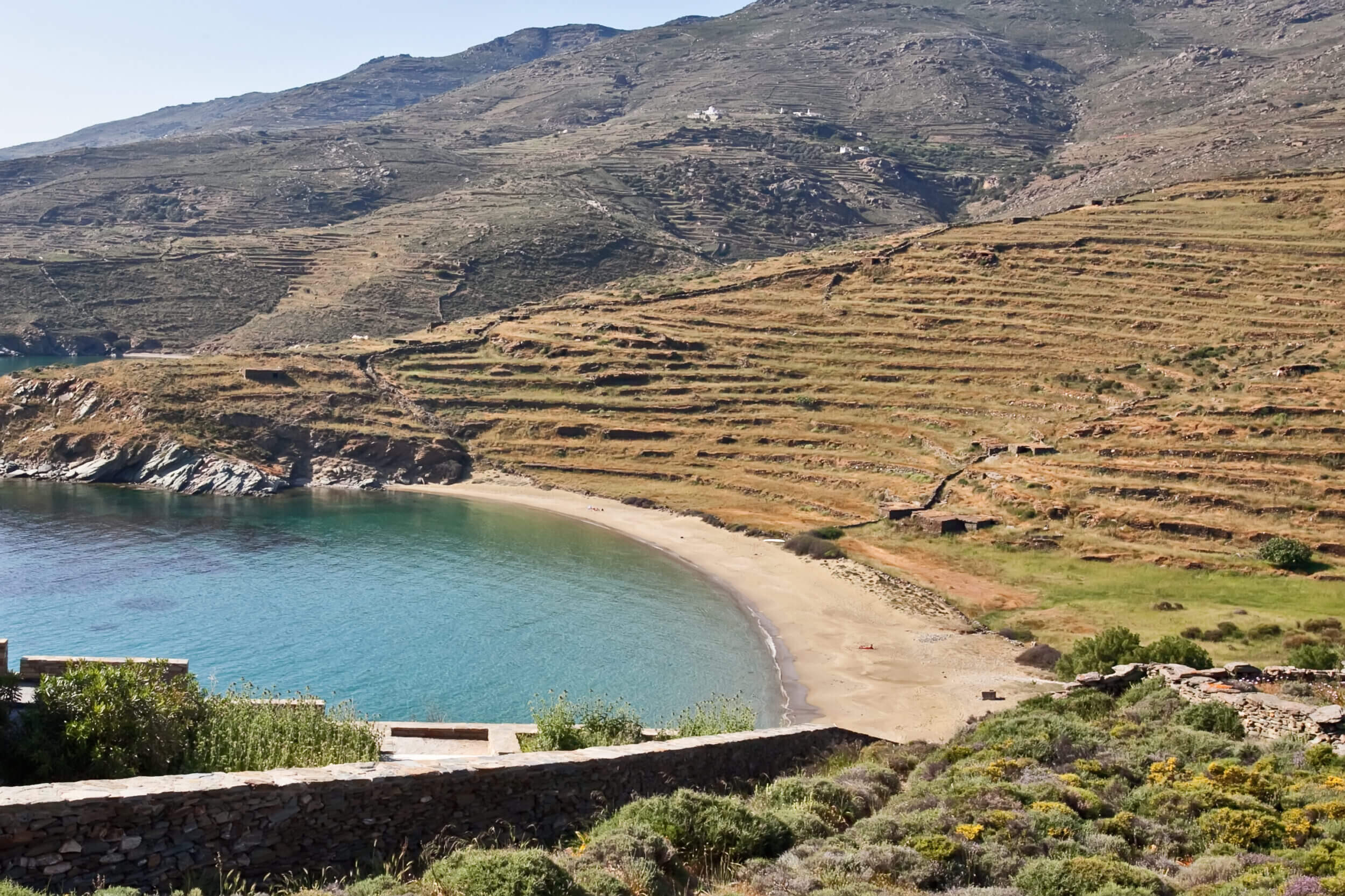 apigania-1 Ο όρμος της Απηγανιάς με αμμουδιά, τιρκουάζ νερά και πεζούλες