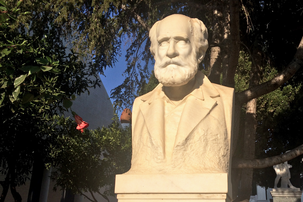 halepas4 Μαρμάρινη προτομή του γλύπτη Γιαννούλη Χαλεπά ανάμεσα σε δέντρα