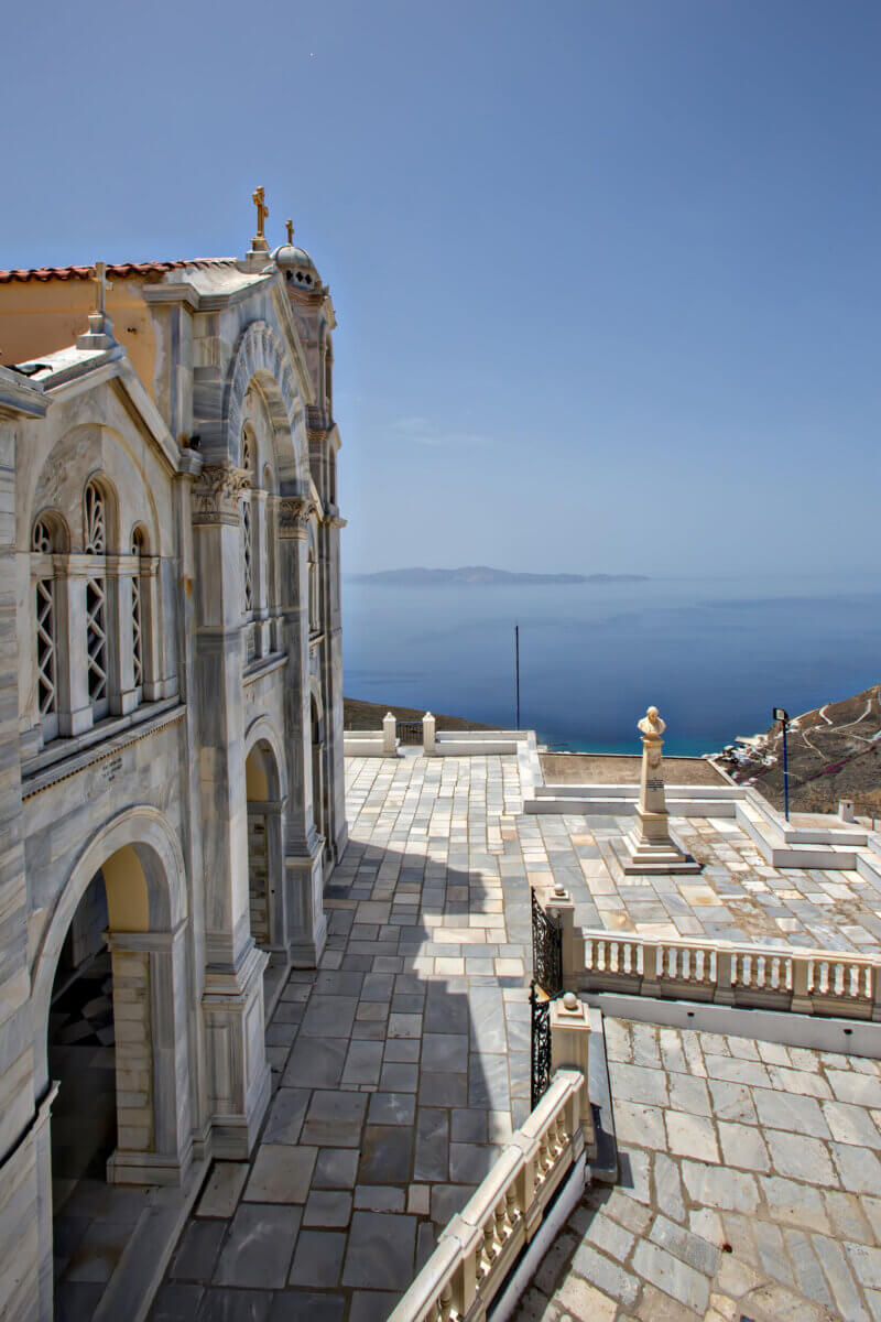 Μαρμάρινη εκκλησία με πλακόστρωτη αυλή και θέα στο πέλαγος