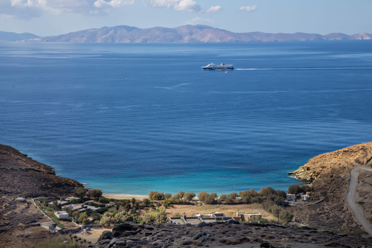 Θέα σε όρμο με πλοίο να περνά και το απέναντι νησί στον ορίζοντα