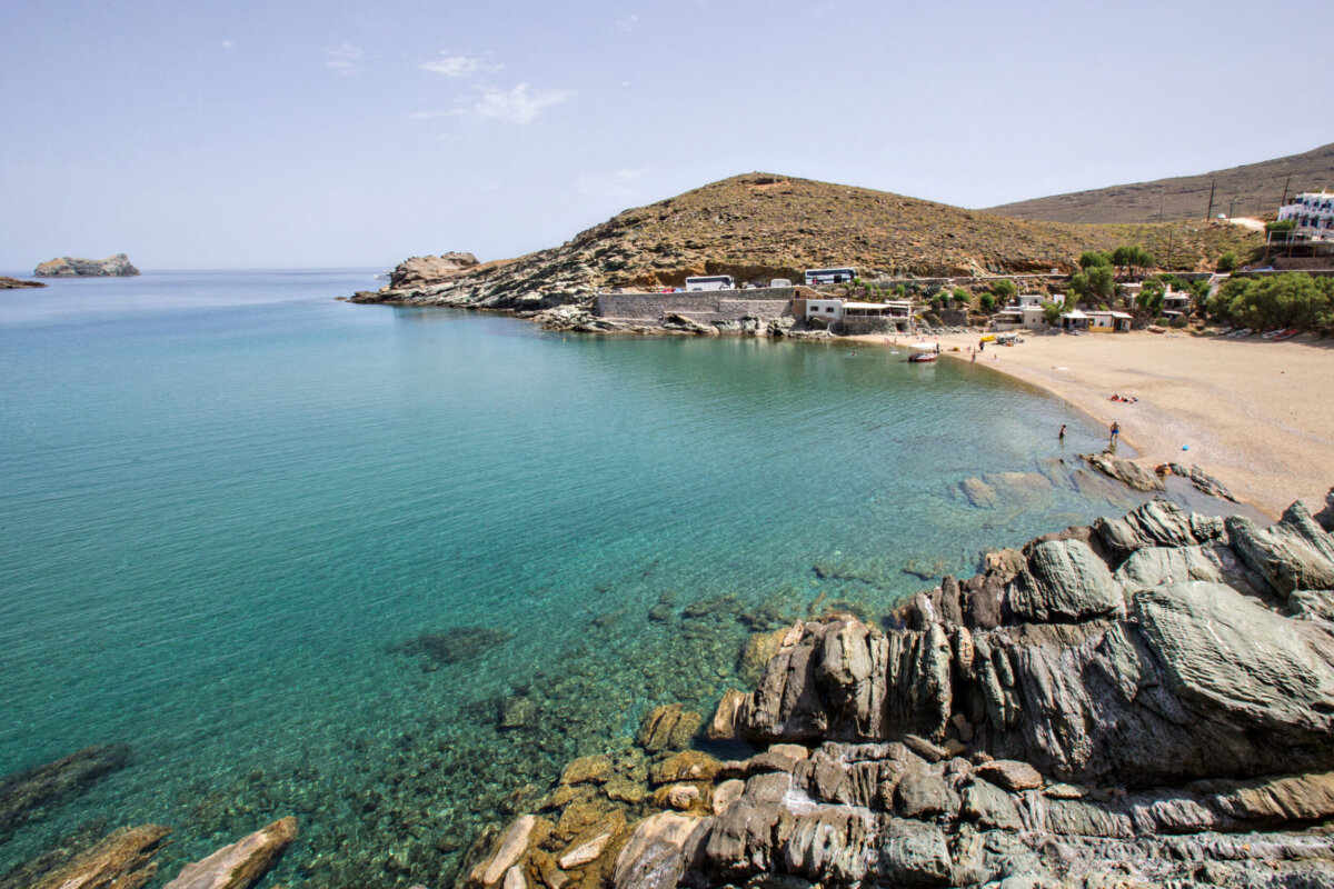 Πρασινωπά βράχια και τιρκουάζ νερά στον όρμο της Κολυμπήθρας