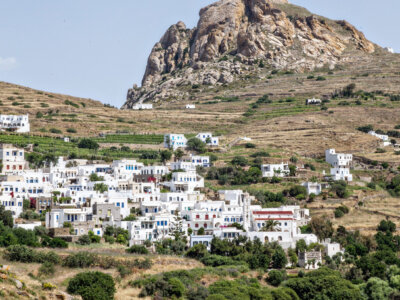Το χωριό Τριπόταμος με τον βράχο του Εξωμβούργου να δεσπόζει από πάνω