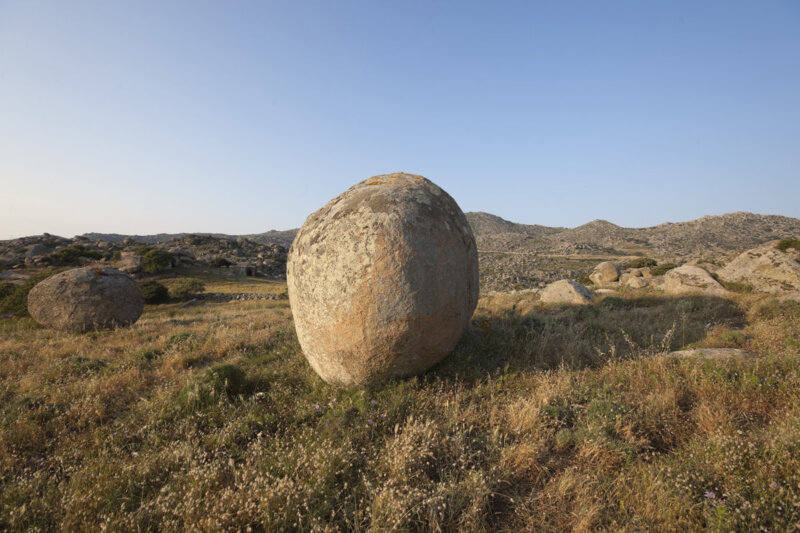 Τεράστιος στρογγυλός γρανιτένιος βράχος στην κοιλάδα του Βώλακα