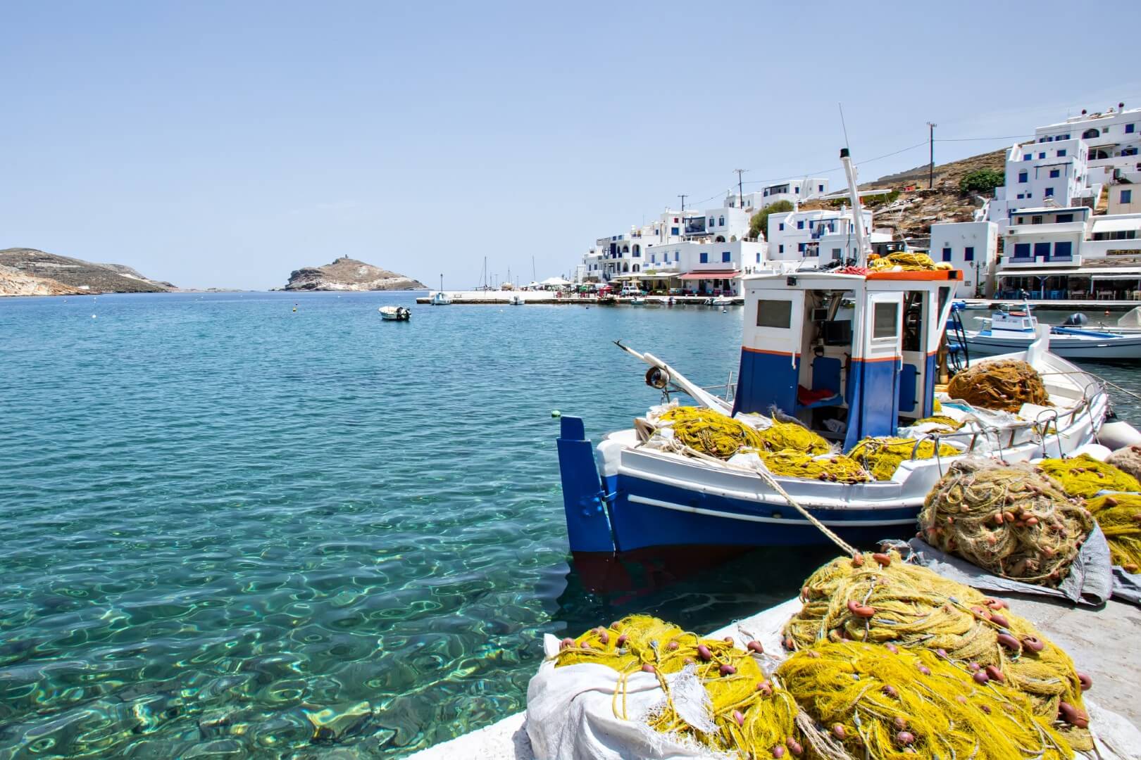 Ψαρόβαρκα με κίτρινα δίχτυα στο λιμάνι του Πάνορμου